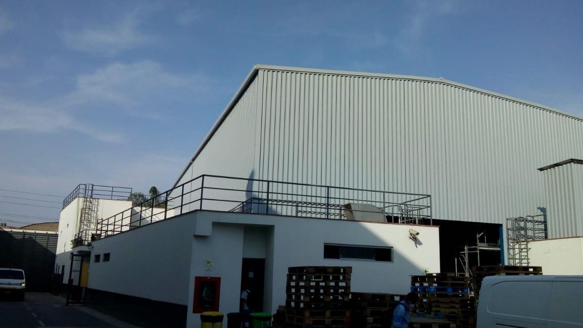 BAT – Distribuidora Jandy: Construcción de Almacén Autoportante de 600 posiciones Racks. Instalación de sistema eléctrico y sensores de humo. Instalación de eólicos. Reparación de losa con mortero epóxico autonivelante