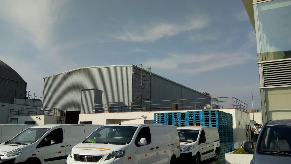 BAT – Distribuidora Jandy: Construcción de Almacén Autoportante de 600 posiciones Racks. Instalación de sistema eléctrico y sensores de humo. Instalación de eólicos. Reparación de losa con mortero epóxico autonivelante