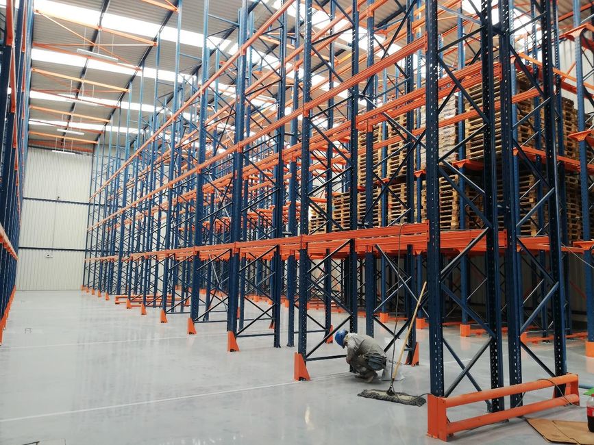 BAT – Distribuidora Jandy: Construcción de Almacén Autoportante de 600 posiciones Racks. Instalación de sistema eléctrico y sensores de humo. Instalación de eólicos. Reparación de losa con mortero epóxico autonivelante