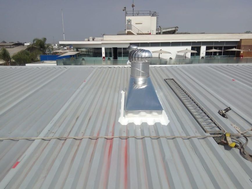 BAT – Distribuidora Jandy: Construcción de Almacén Autoportante de 600 posiciones Racks. Instalación de sistema eléctrico y sensores de humo. Instalación de eólicos. Reparación de losa con mortero epóxico autonivelante