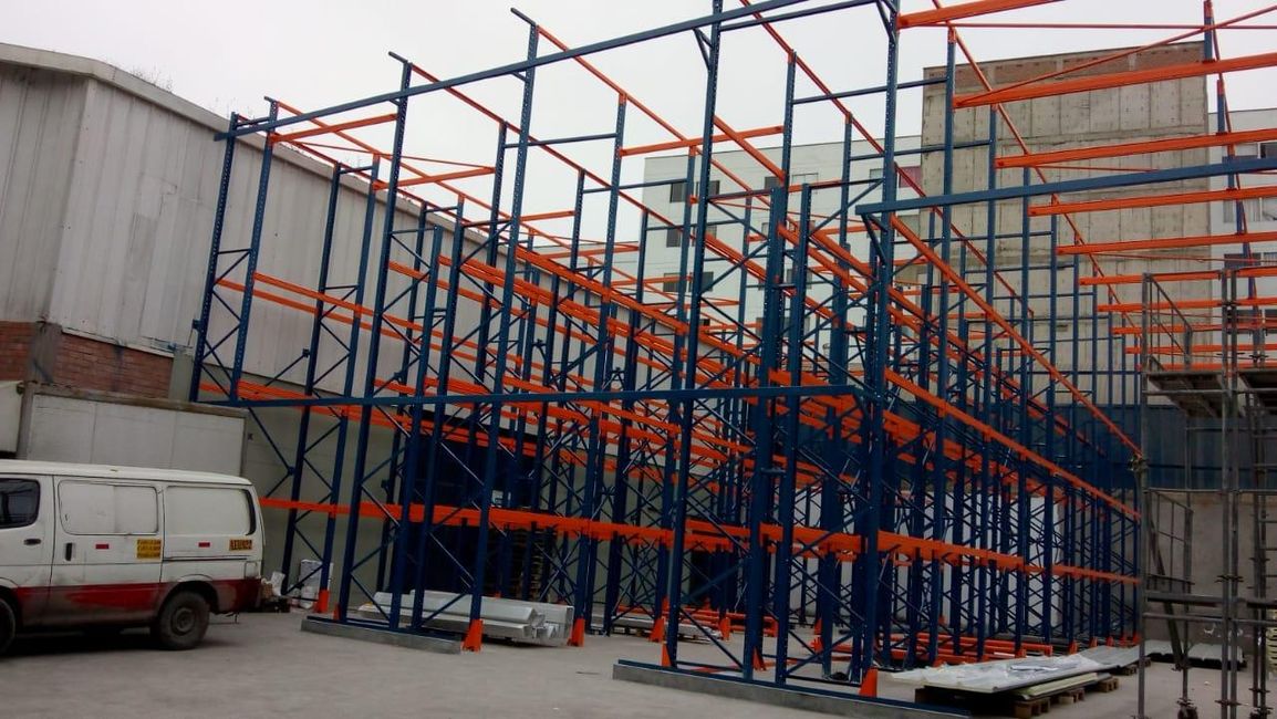 Edceisa: Suministro y Montaje de Almacén estructura Rack 400 posiciones tipo selectivo Autoportante, montaje de techo con Paneles TAT. Suministro e Instalación de sistema eléctrico y sensores de humo