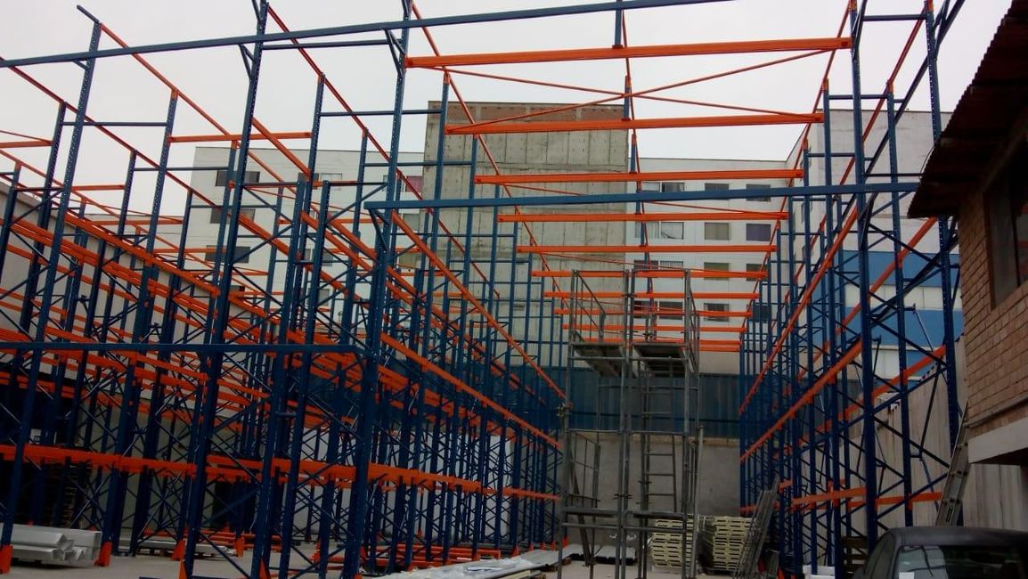 Edceisa: Suministro y Montaje de Almacén estructura Rack 400 posiciones tipo selectivo Autoportante, montaje de techo con Paneles TAT. Suministro e Instalación de sistema eléctrico y sensores de humo